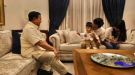 Menteri Pertahanan Prabowo Subianto menerima kunjungan silaturahmi seorang anak jenius, Kenneth Matthew di kediaman pribadinya di Kertanegara IV. (Dok. Tim Media Prabowo-Gibran)
