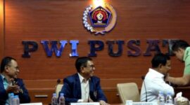 Calon Presiden nomor urut 2, Prabowo Subianto melepaskan pin Kementerian Pertahanan yang terpasang di saku kiri kemeja putihnya. (Dok. Tim Media Prabowo)