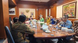 Perkumpulan Profesi Pasar Modal Indonesia (PROPAMI) menggelar pertemuan dengan Komisioner Otoritas Jasa Keuangan (OJK), Kepala Eksekutif Pengawas Perilaku Pelaku Usaha Jasa Keuangan, Edukasi, dan Pelindungan Konsumen merangkap anggota, Friderica Widyasari Dewi, Pada hari Selasa (5/3/24).