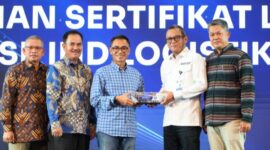 Foto : Ketua BNSP, Syamsi Hari, menyerahkan Sertifikat Lisensi kepada LSP IND Logistik Indonesia  di Bandung, 14 Agustus 2024, sekaligus menandai pengesahan resmi LSP dalam bidang Pos dan Logistik, didukung oleh PT Pos Indonesia dan ASPERINDO. (Doc.Ist)