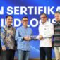 Foto : Ketua BNSP, Syamsi Hari, menyerahkan Sertifikat Lisensi kepada LSP IND Logistik Indonesia  di Bandung, 14 Agustus 2024, sekaligus menandai pengesahan resmi LSP dalam bidang Pos dan Logistik, didukung oleh PT Pos Indonesia dan ASPERINDO. (Doc.Ist)