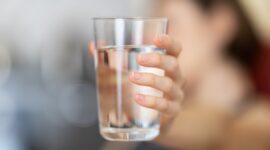 5 Cara Hentikan Batuk dengan Cara Sederhana salah satunya kumur dengan Air Garam. (Pixabay.com/Engin_Akyurt)