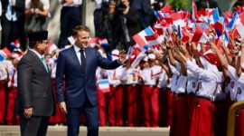 Presiden Prancis Emmanuel Macron disambut oleh Presiden Indonesia Prabowo Subianto dalam upacara kenegaraan di Istana Merdeka. (Dok. Tim Media Prabowo)