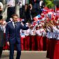 Presiden Prancis Emmanuel Macron disambut oleh Presiden Indonesia Prabowo Subianto dalam upacara kenegaraan di Istana Merdeka. (Dok. Tim Media Prabowo)