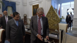 Momen Bill Gates Beri Hadiah untuk Bobby Kertanegara. (Dok. Tim Media Prabowo)

