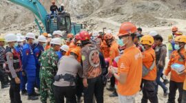 Proses pencarian terhadap korban longsor tambang galian C Gunung Kuda, Kabupaten Cirebon(Dok. Basarnas)

