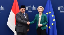 Presiden Komisi Eropa Ursula von der Leyen dan Presiden Prabowo Subianto berjabat tangan di Brussels setelah pengumuman FTA bersejarah. (Dok. Tim Media Prabowo)

