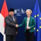 Presiden Komisi Eropa Ursula von der Leyen dan Presiden Prabowo Subianto berjabat tangan di Brussels setelah pengumuman FTA bersejarah. (Dok. Tim Media Prabowo)

