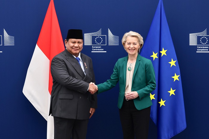 Presiden Komisi Eropa Ursula von der Leyen dan Presiden Prabowo Subianto berjabat tangan di Brussels setelah pengumuman FTA bersejarah. (Dok. Tim Media Prabowo)

