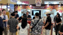 Pengunjung dari Indonesia dan mancanegara mengamati dan mencoba keberagaman minuman fermentasi dan distilasi nusantara. (Dok. Bittersweet Festival 2025)
