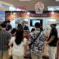 Pengunjung dari Indonesia dan mancanegara mengamati dan mencoba keberagaman minuman fermentasi dan distilasi nusantara. (Dok. Bittersweet Festival 2025)