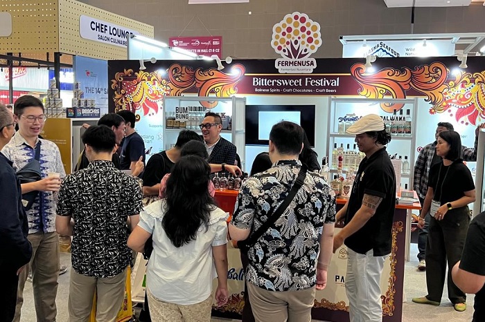 Pengunjung dari Indonesia dan mancanegara mengamati dan mencoba keberagaman minuman fermentasi dan distilasi nusantara. (Dok. Bittersweet Festival 2025)