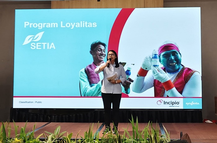 Momen pembagian poin loyalitas SETIA bikin petani tersenyum—solusi praktis selain hemat, juga aman. (Dok. Syngenta Indonesia)

