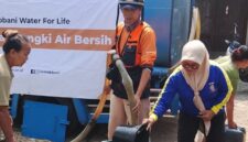 Distribusi 203.400 liter air bersih dilakukan secara bertahap berdasarkan pemetaan wilayah paling terdampak kekeringan untuk memastikan bantuan menjangkau seluruh warga yang membutuhkan. (Dok. Dinsos Kabupaten Bogor)