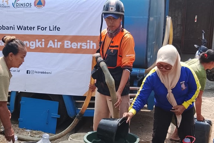 Distribusi 203.400 liter air bersih dilakukan secara bertahap berdasarkan pemetaan wilayah paling terdampak kekeringan untuk memastikan bantuan menjangkau seluruh warga yang membutuhkan. (Dok. Dinsos Kabupaten Bogor)