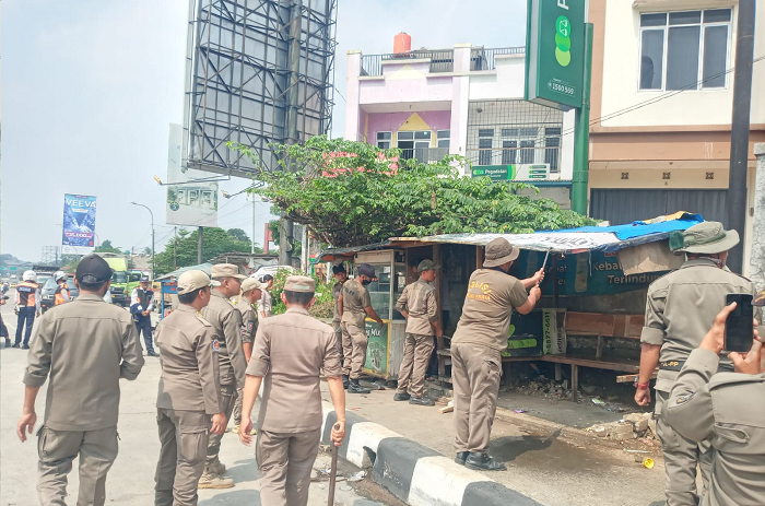 Satpol PP Kabupaten Bogor berbagai kegiatan telah dilaksanakan, meliputi penataan Pedagang Kaki Lima (PKL), penertiban bangunan liar, pemberantasan peredaran minuman beralkohol. (Dok. Satpol PP Kabupaten Bogor)