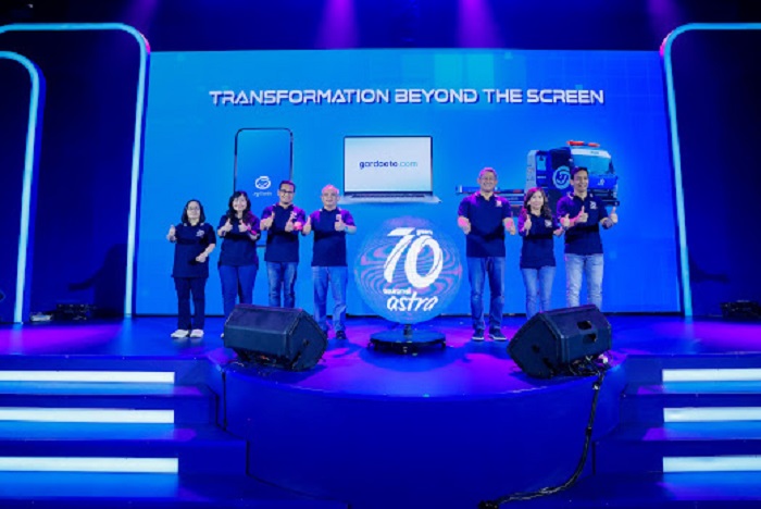 Chief Technical Officer Asuransi Astra, Ade Liana; Finance Director Asuransi Astra, Herlin Agustina; Technical and Operation Director Asuransi Astra, Mulia Siregar; Direktur Astra dan Director in Charge Astra Financial, Siswadi; President Director Asuransi Astra, Maximiliaan Agatisianus; Marketing - Commercial & Health Business Asuransi Astra, Indah Octavia, dan Marketing - Retail and Digital Business Director Asuransi Astra, Deddy Armand dalam launching inovasi Asuransi Astra dalam acara Media Conference: Transformation Beyond The Screen. (Dok. Astra)