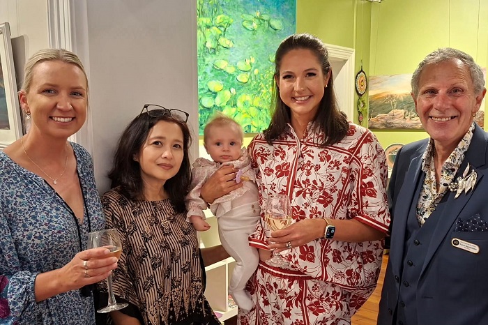 Wali Kota Bill Gebhardt membuka pameran tunggal Andrea van Diemen di Burra Regional Art Gallery, Australia Selatan, pada 24 Oktober 2026. Di tengah pameran I Am Who I Am, Andrea menyiapkan studio pribadi di Auburn untuk membuka workshop membatik pada akhir 2026. (Dok. Andrea van Diemen)